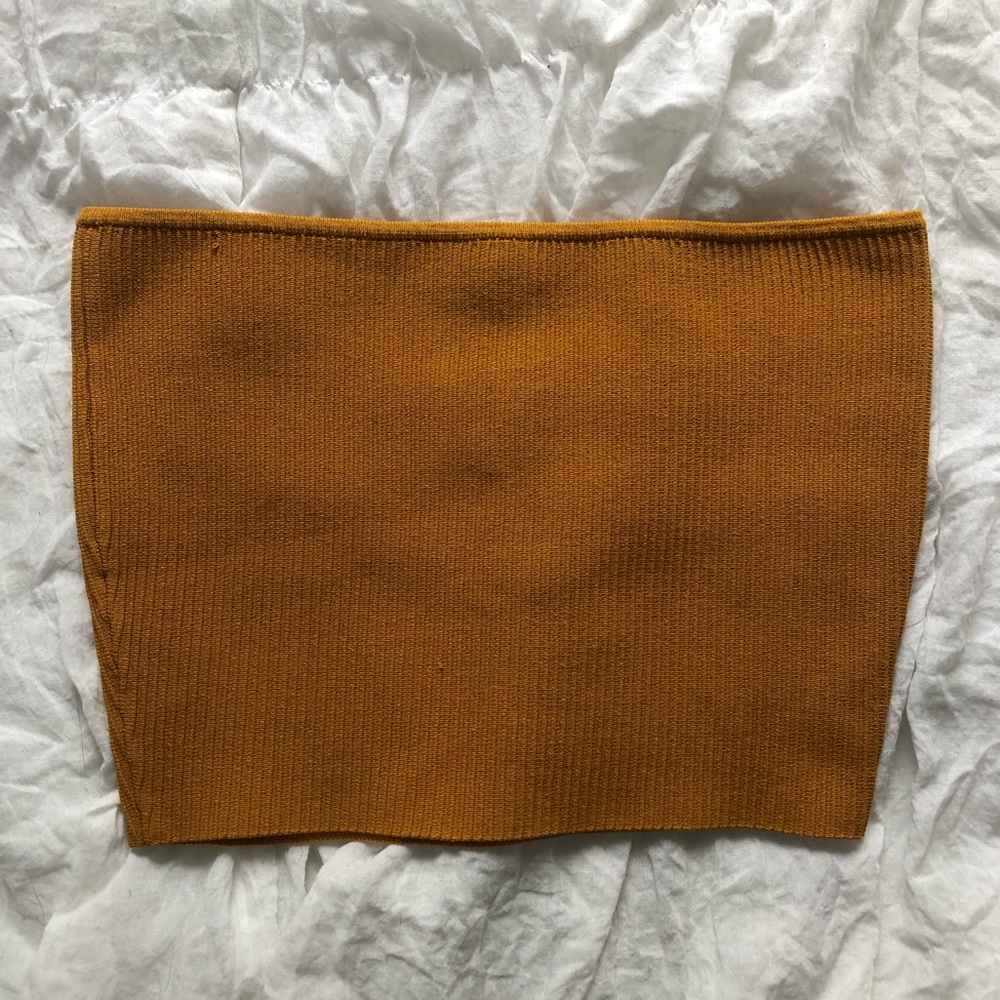 GOLD RIBBED TUBE TOP.